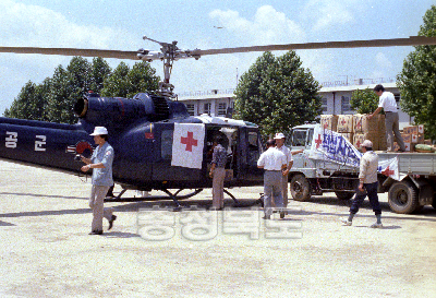 헬기수송 구호품 의 사진