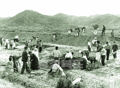 제방쌓기 취로사업에 참여한 주민들 1970년대 사진