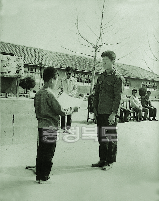 충주 달천국민학교와 단산 4-H구락부 자매결연 1960 의 사진