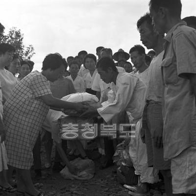지사부인 수해지구 위문품 전달 사진