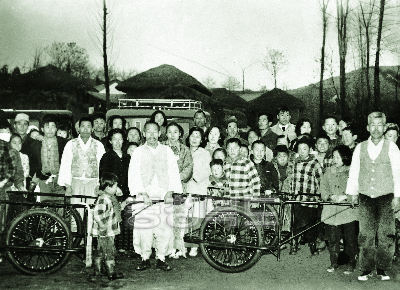 퇴비생산 우수마을로 리어카를 상품으로 받은 후 마을사람들 기념촬영 1971 음성 원남 하당 사진