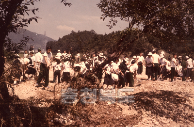 농경지 복구에 동원된 여중학생 의 사진