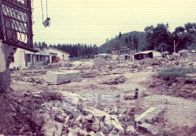 주택 유실 및 정부 양곡 창고 침수 의 사진