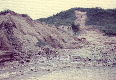 산사태로 여수토가 막혀 붕괴된 저수지 사진