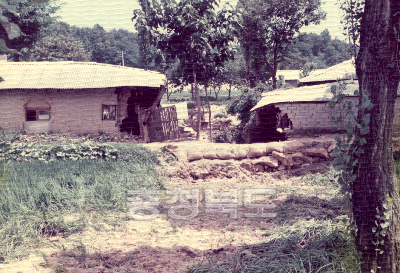 제방붕괴로 물길이 된 주택 의 사진