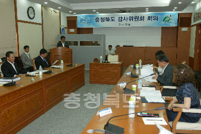 감사위원회 회의 의 사진