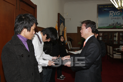 2009년 희망 장학생 장학증서 수여 의 사진