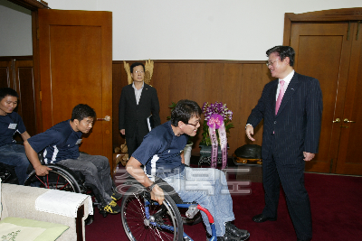 베이징 장애인 올림픽 참가선수 격려 사진