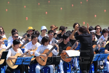 충주세계조정선수권대회 100인의 기타연주 의 사진