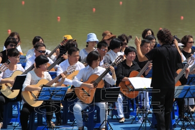 충주세계조정선수권대회 100인의 기타연주 의 사진