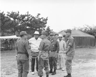 태종학 지사와 2관구 사령관 수해지역 시찰 의 사진