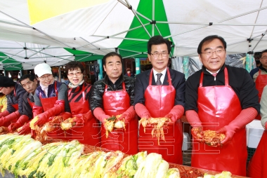 육거리시장 사랑의 김장담그기 행사 의 사진