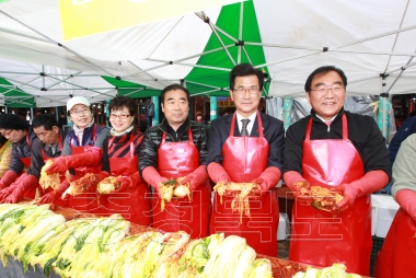 육거리시장 사랑의 김장담그기 행사 의 사진