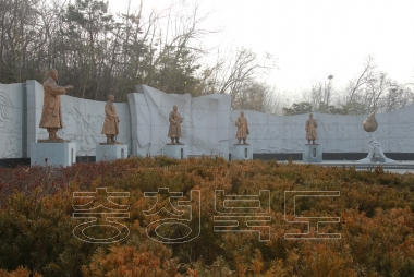 삼일공원 기념탑 및 동상 사진 의 사진