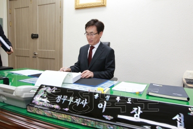 제12대 이장섭 정무부지사 영접 환영 및 사무인수서 서명 의 사진