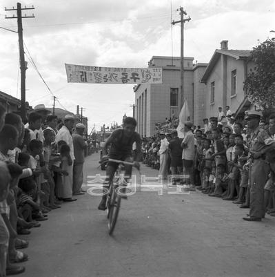 광복절 기념 전국일주 자전차 경기 대회 의 사진