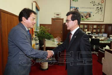 충북문화재단 선임직이사 임명장 수여 의 사진