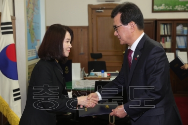 충북문화재단 신임직 이사 임명장 수여 의 사진