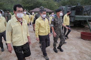 국방부장관 수해현장 복구장병 격려방문 의 사진