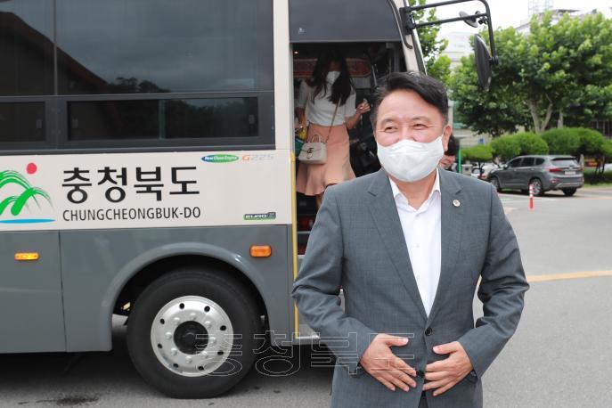 차 없는 청사 시범운영 김영환 도지사 셔틀버스 출근 사진