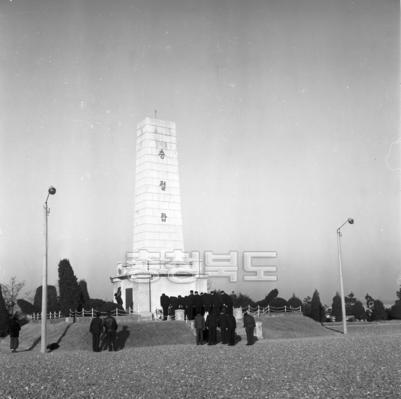 충렬탑 참배 사진