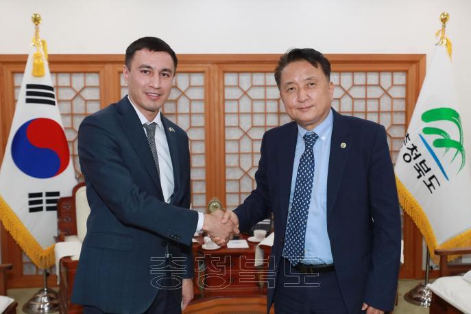 우즈베키스탄 정부 관계자 접견 사진