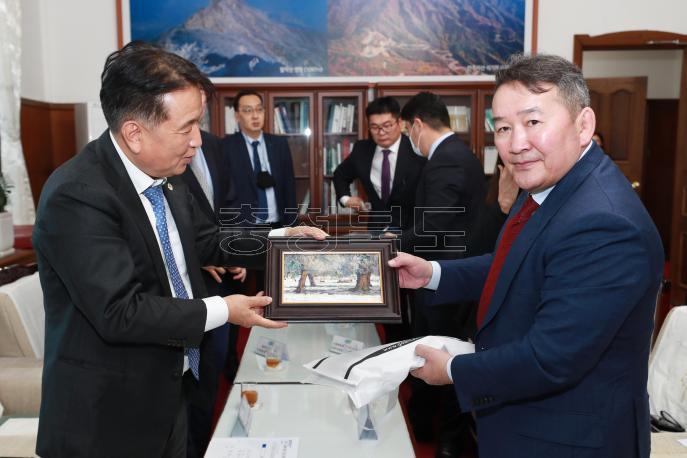할트마 바톨가 몽골 전 대통령 등 대표단 접견 의 사진
