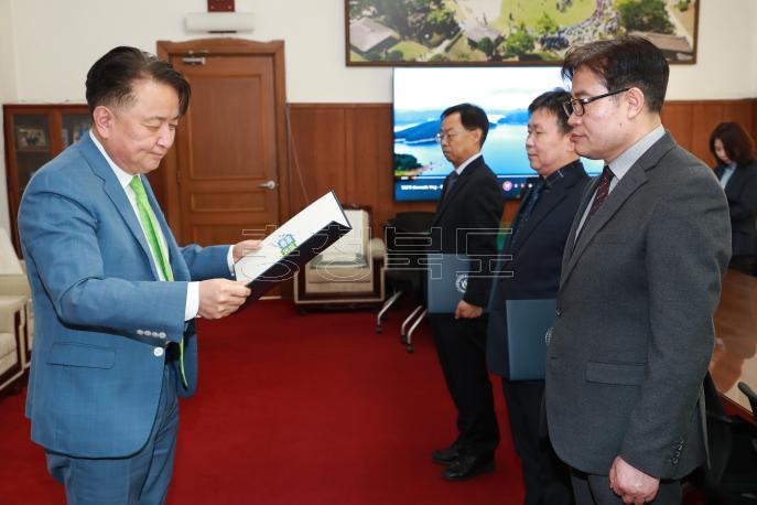 충북학사 서서울관 사무국장 및 4급 공무원 임용장 수여 의 사진