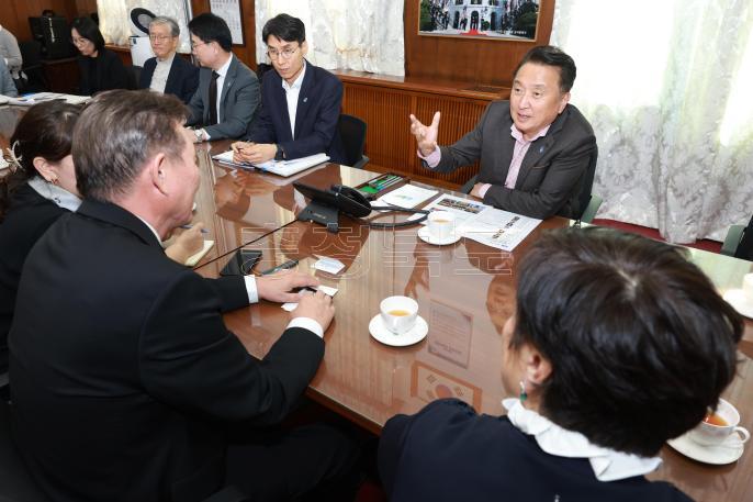 몽골식품산업협회장 및 재한몽골학교 임원 접견 의 사진