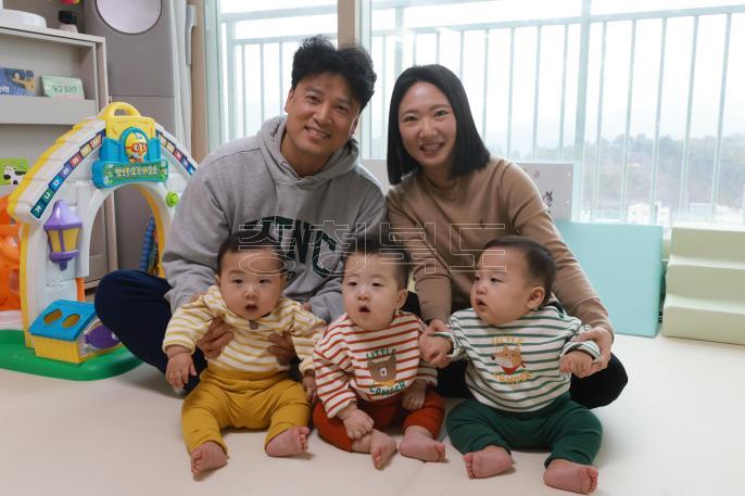 세쌍둥이 출산가정 방문 격려 의 사진
