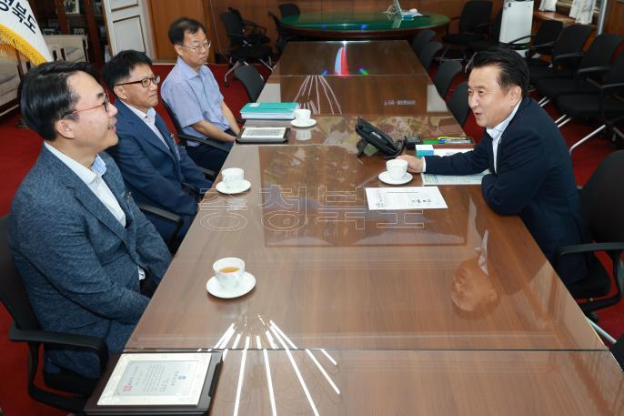 20240724 - 경제협력관, 지역발전 전문위원 이임인사 사진