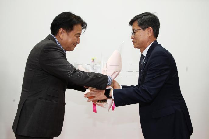 20241023 - 명예퇴직자 퇴임식(대회의실 도지사) 사진