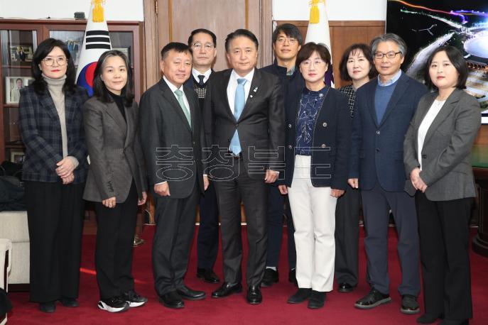 20241230 - 충북첨단재생의료 심의위원회 위원 위촉식(여는마당 도지사) 사진