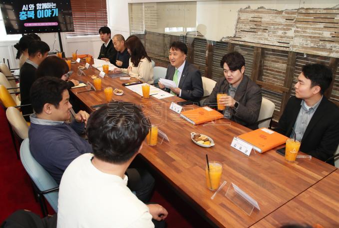 20250411 - AI 활용 도정홍보 우수 콘텐츠 제작 직원 간담회(산업장려관 도지사) 의 사진
