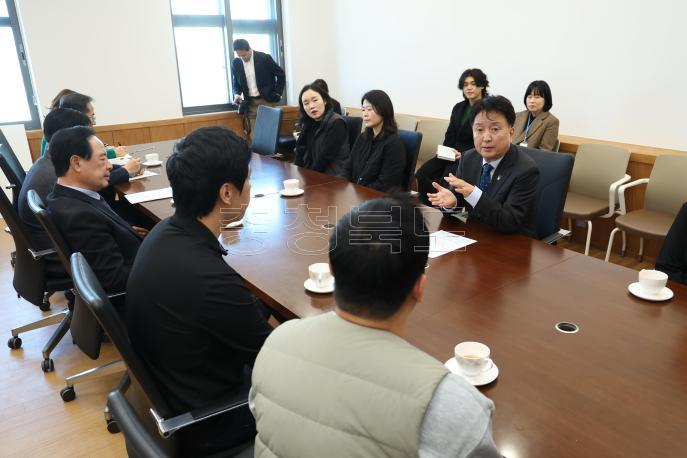 20260303 - 도시근로 참여 업체 맘스터치 기부물품 기탁식(여는마당 도지사) 의 사진