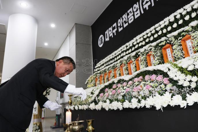 20260326 - 대전화재 희생자 합동분향소 조문(대전시청 도지사) 의 사진
