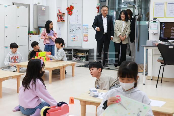 20260401 - 공공형 키즈카페 조성 및 아동돌봄 관계자 간담회(청주, 도지사) 의 사진