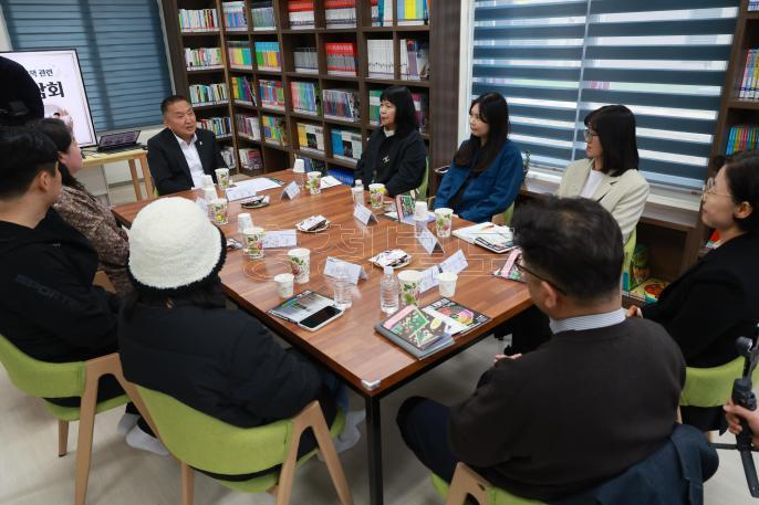 20260401 - 공공형 키즈카페 조성 및 아동돌봄 관계자 간담회(청주, 도지사) 의 사진