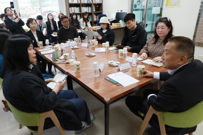 20260401 - 공공형 키즈카페 조성 및 아동돌봄 관계자 간담회(청주, 도지사) 의 사진