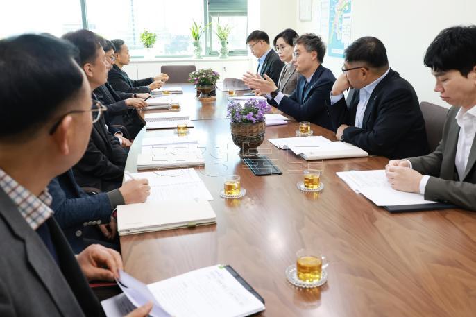 20260408 - 중동사태 대응 관련 수급물량 긴급 점검회의(부지사실, 경제) 의 사진