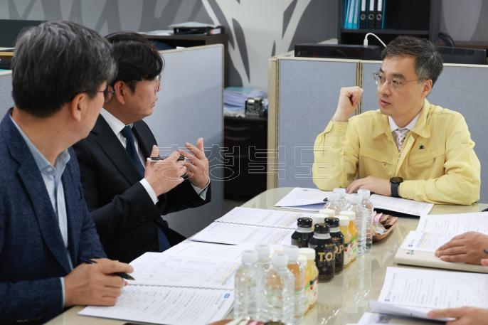 20260421 - 중동사태 악화에 따른 도내 자재수급 관련 현장간담회(괴산, 경제) 의 사진