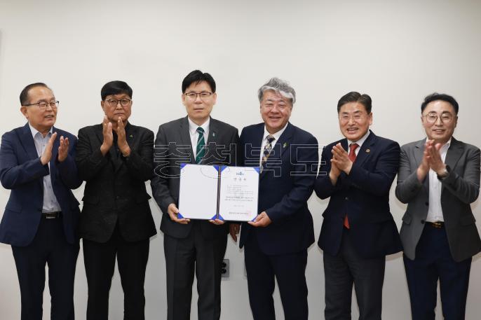 20260520 - 충북지체장애인스포츠연맹 가맹인준서 전달식(부지사실, 권한대행) 의 사진