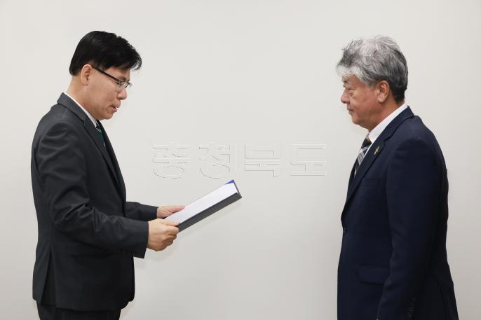 20260520 - 충북지체장애인스포츠연맹 가맹인준서 전달식(부지사실, 권한대행) 의 사진
