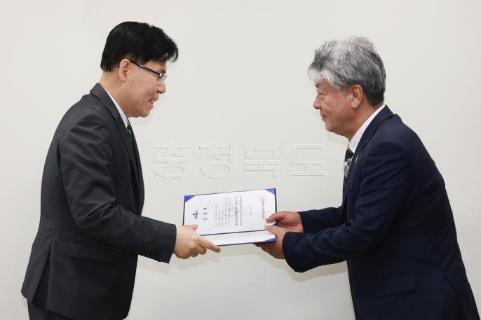 20260520 - 충북지체장애인스포츠연맹 가맹인준서 전달식(부지사실, 권한대행) 의 사진