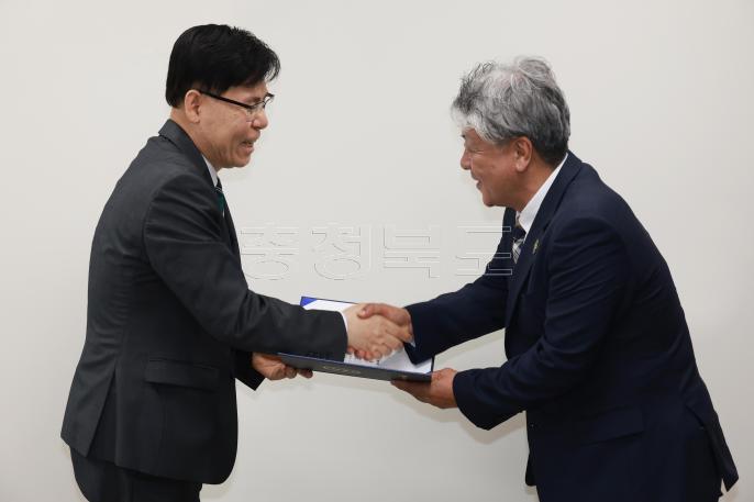 20260520 - 충북지체장애인스포츠연맹 가맹인준서 전달식(부지사실, 권한대행) 의 사진