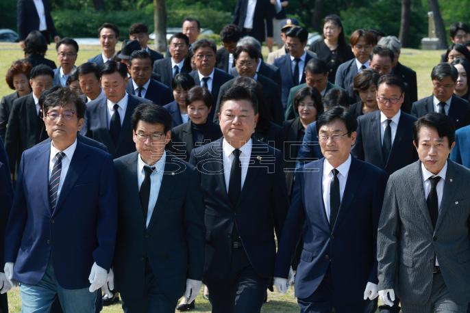 20260604 - 신용한 도지사 당선인 충혼탑 참배(오창 충혼탑, 당선인) 의 사진