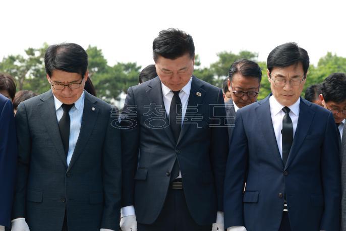 20260604 - 신용한 도지사 당선인 충혼탑 참배(오창 충혼탑, 당선인) 의 사진
