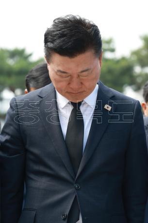 20260604 - 신용한 도지사 당선인 충혼탑 참배(오창 충혼탑, 당선인) 의 사진