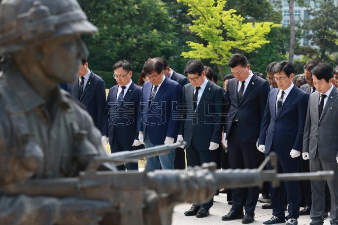 20260604 - 신용한 도지사 당선인 충혼탑 참배(오창 충혼탑, 당선인) 의 사진