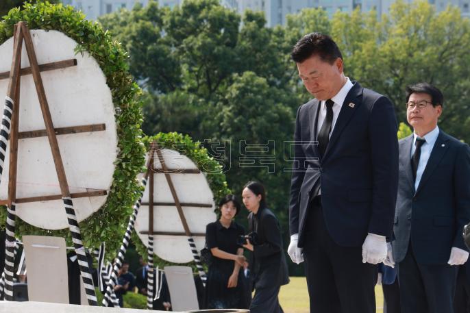 20260604 - 신용한 도지사 당선인 충혼탑 참배(오창 충혼탑, 당선인) 의 사진